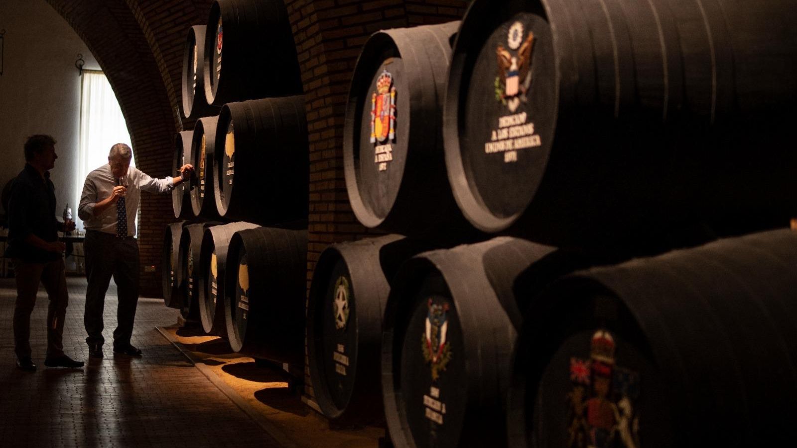 Responsables del Consejo Regulador y la Fundación OECCA durante la selección de las añadas de la bodega San Ginés.