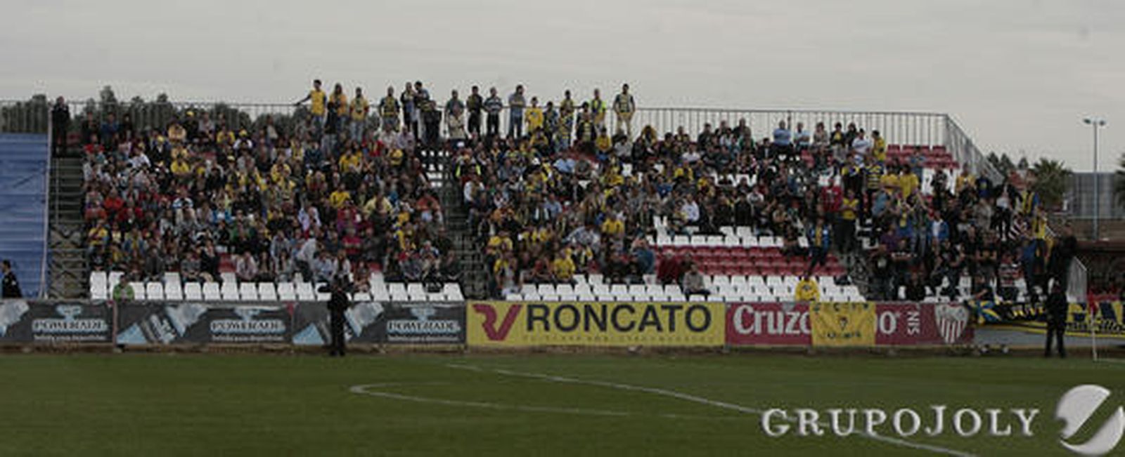 Muchos aficionados cadistas se desplazaron a Sevilla para ver a su equipo.   Foto: Jose Angel Garcia