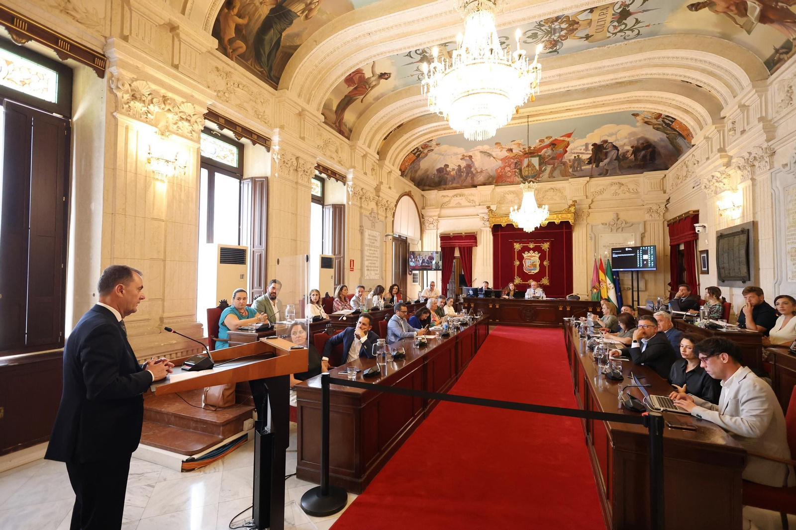 El pleno extraordinario sobre La Rosaleda y la renuncia al Mundial, en fotos