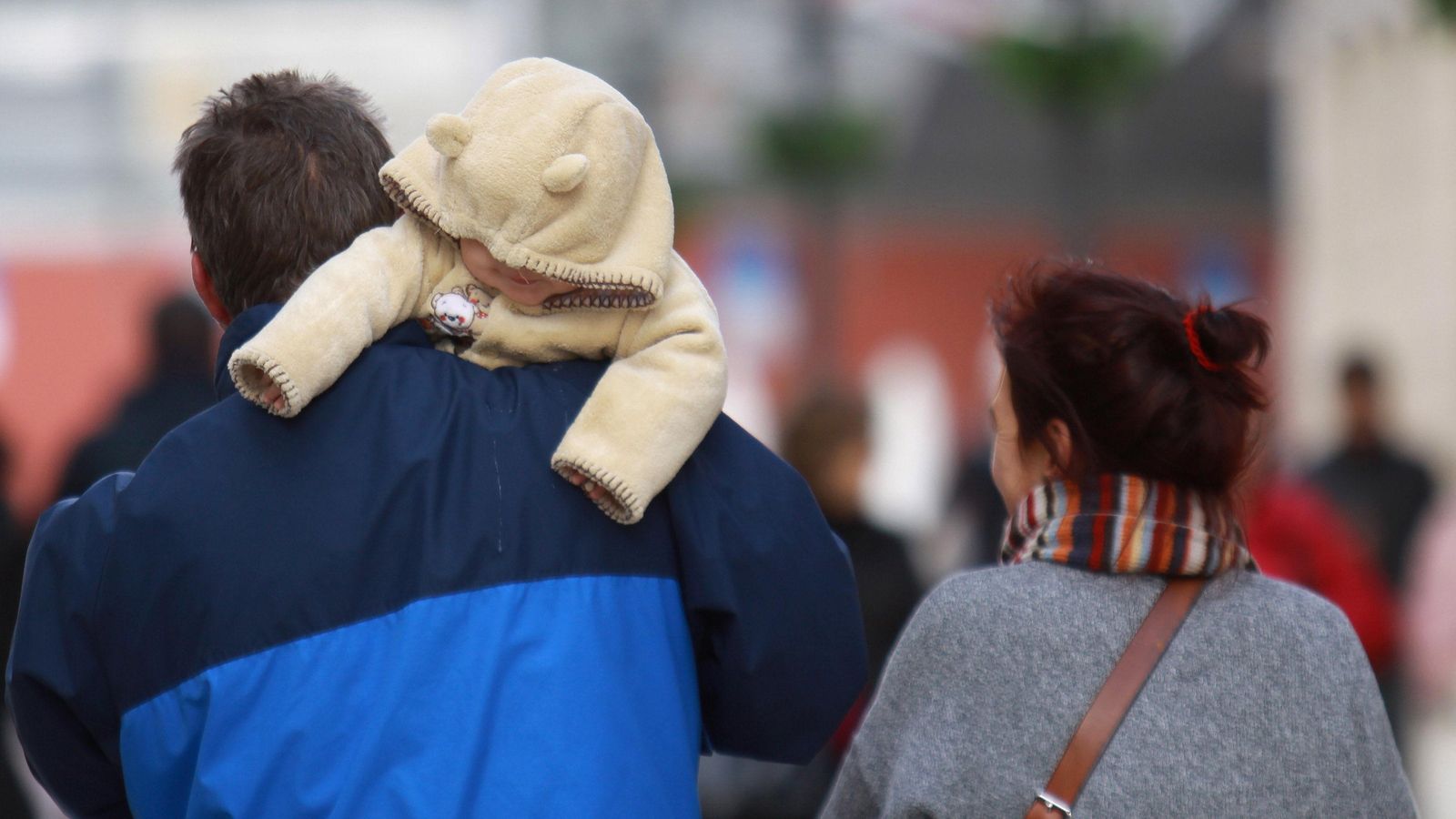 Una familia con ropa de abrigo para combatir el frío.