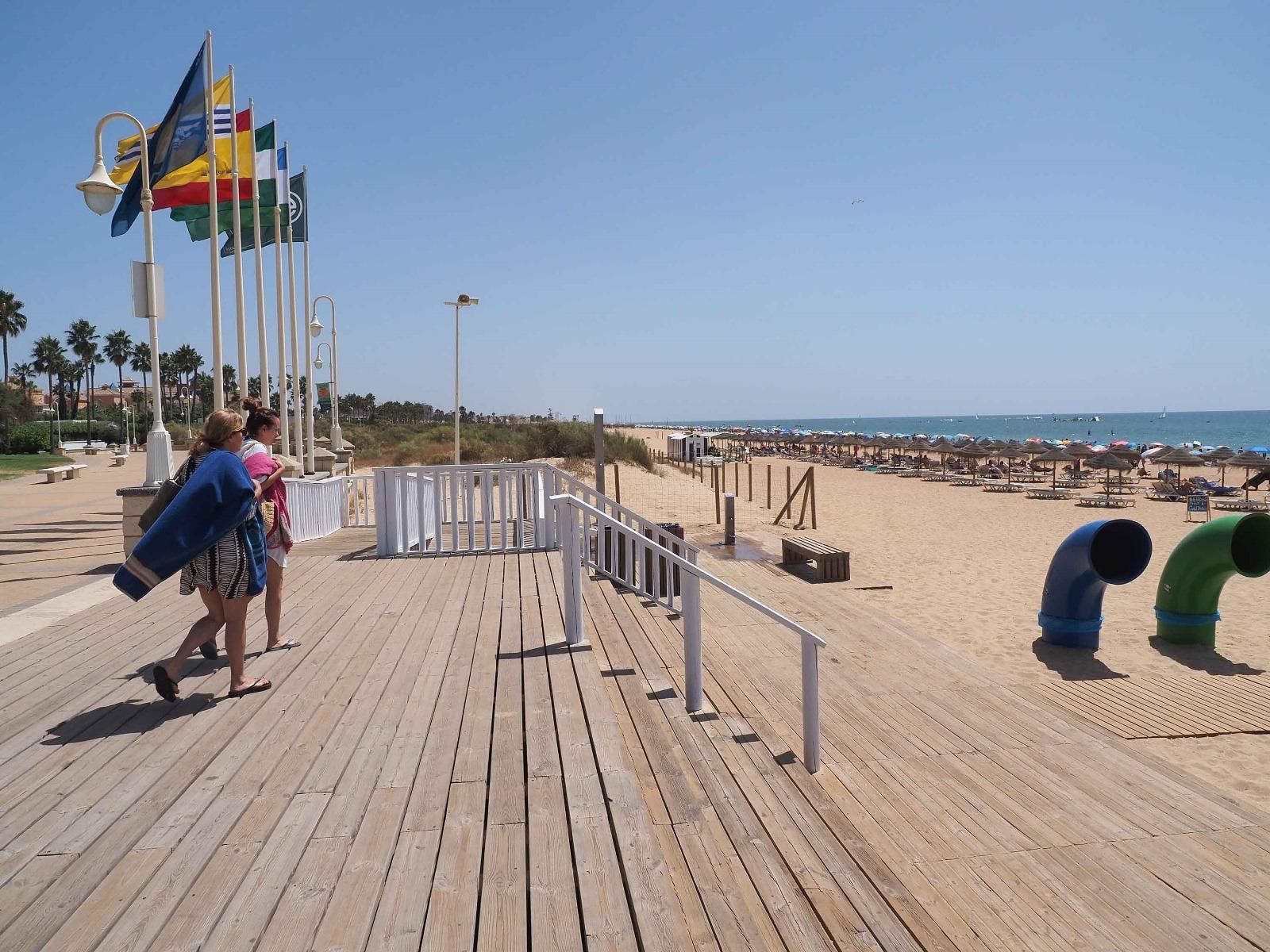 Ambiente de la playa de Islantilla una tarde de verano