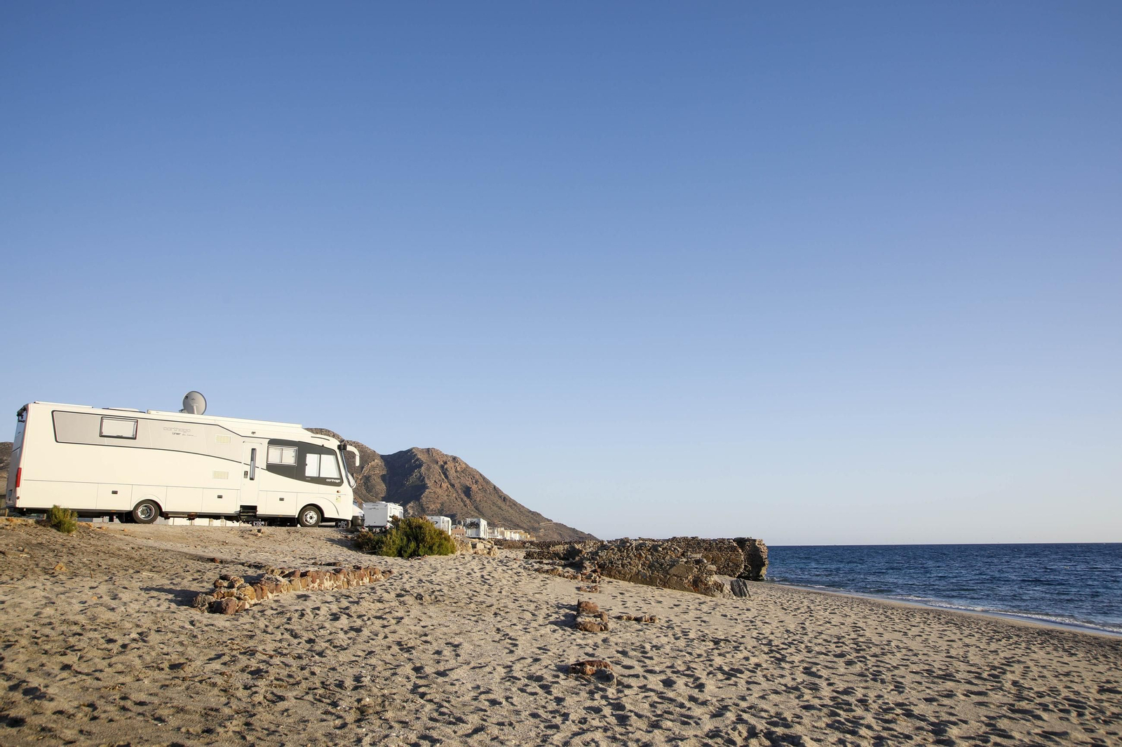 Autocaravanas estacionadas en la playa de Cabo de Gata, en imágenes
