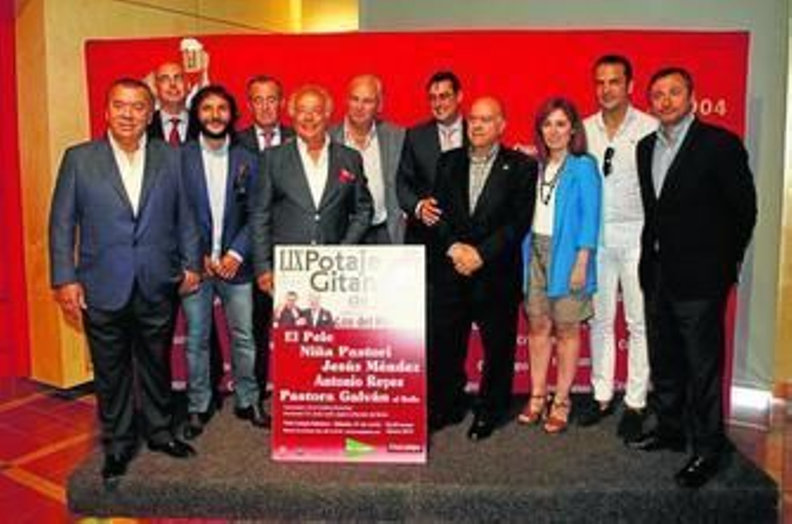 De izquierda a derecha, Rafael Ruiz, José Antonio Esquinas, Antonio Reyes, José María Olmedo, director de eventos de Heineken España, Antonio Romero, Enrique Montoya, José María Villalobos, alcalde de Utrera, Diego Jiménez, Beatriz Sánchez, Jesús Méndez y Samuel Díaz.