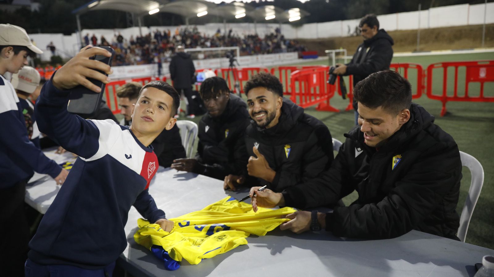 Las fotos de la visita del Cádiz CF para celebrar el 50 aniversario del CD Guadiaro