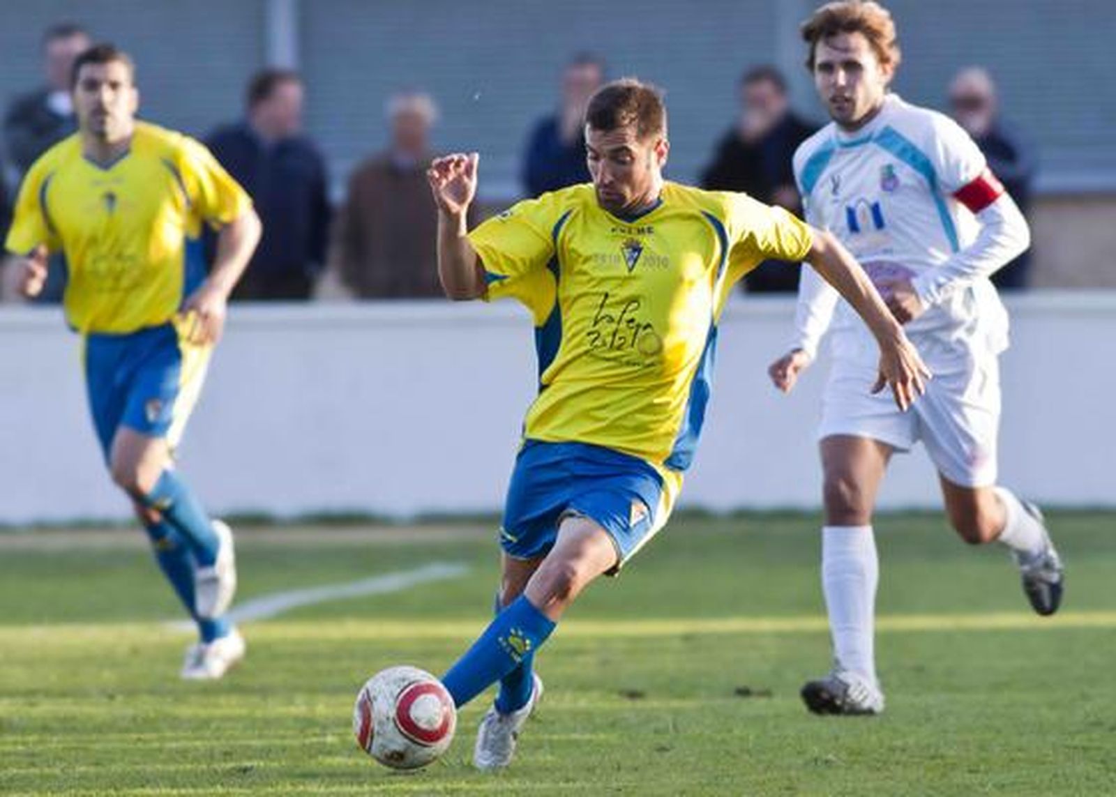 Un tanto de Pachón en el ´39 dio la victoria a los amarillos, que supieron mantener el marcador pese a las expulsiones de Aarón Bueno y Velasco 

Foto: Pascu Mendez/LOF