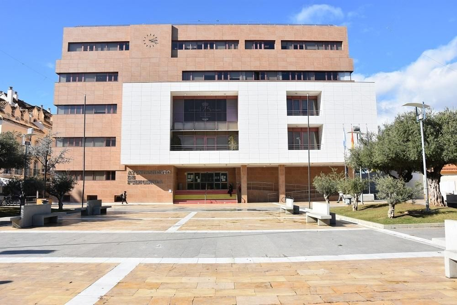 La fachada principal del Ayuntamiento de Fuengirola. La fachada principal del Ayuntamiento de Fuengirola.