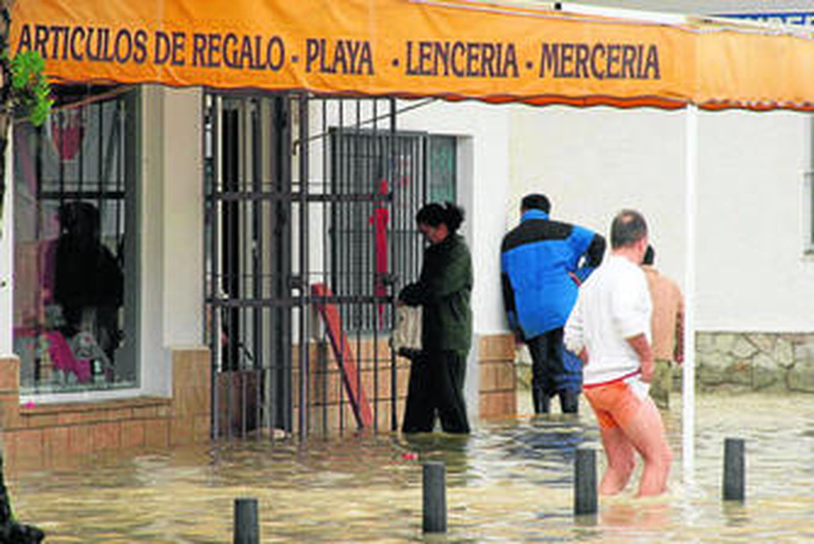 Uno de los establecimientos de Zahara de los Atunes afectados ayer por la inundación.