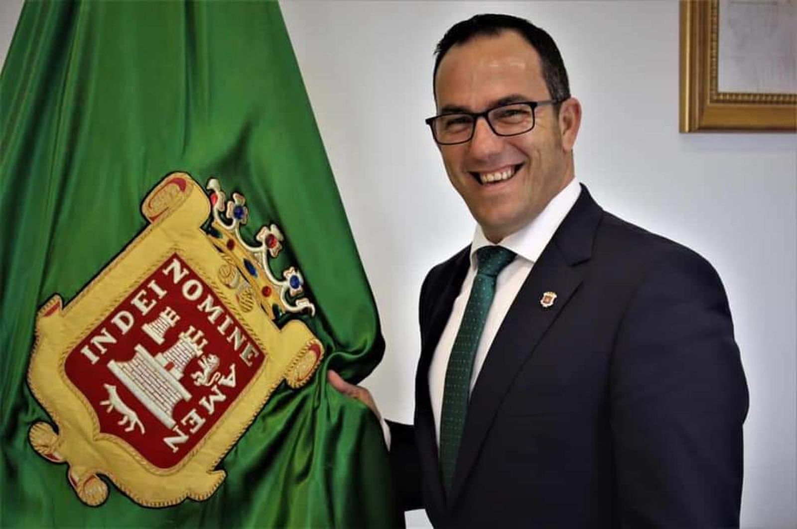 Manuel Flor, en su despacho, junto a la bandera del municipio.