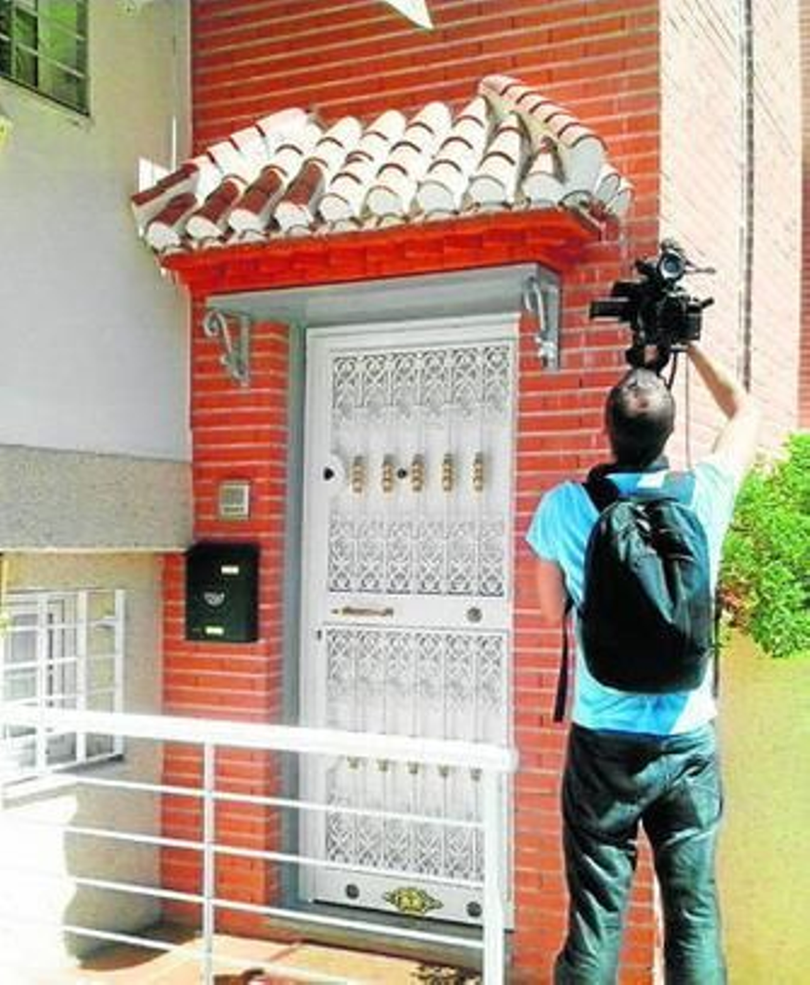 Un cámara graba la vivienda de la pareja, donde ocurrió el crimen en agosto del año pasado.