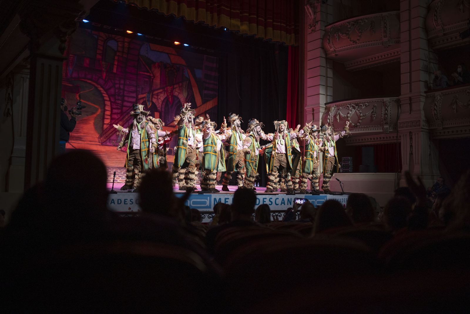 Imágenes de la actuación de la comparsa de Punta Umbría 'Los desataos' en el Carnaval Colombino