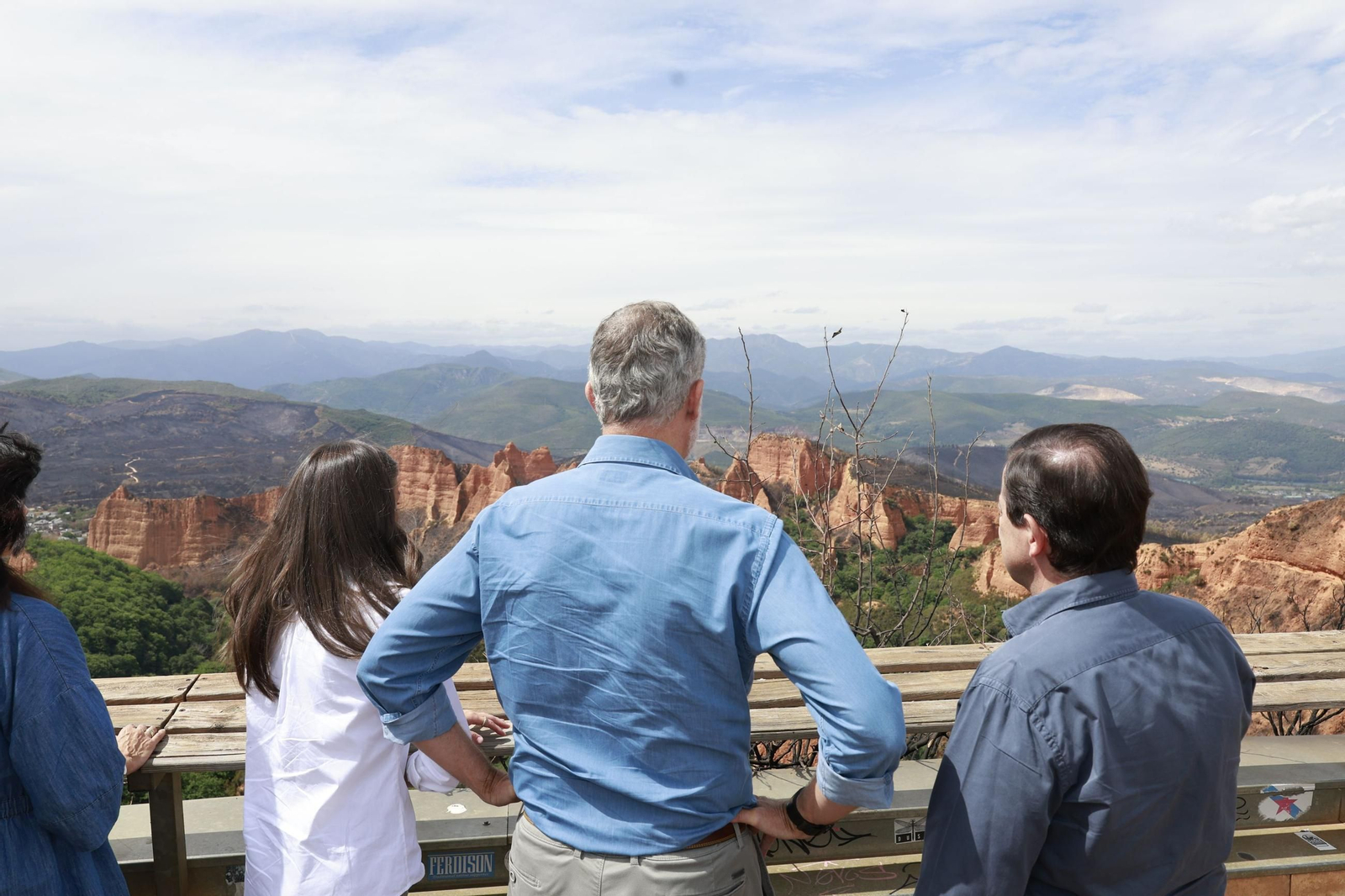 Las fotos de la visita de los Reyes a las zonas afectadas por los incendios en Sanabria y Las Médulas