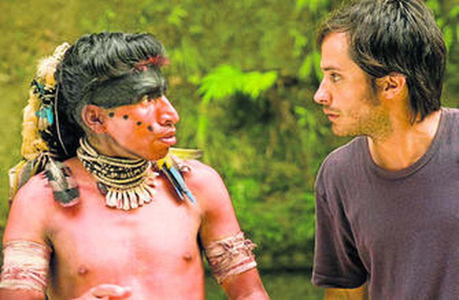 1. Gael García Bernal, en 'También la lluvia', la película de Icíar Bollaín rodada en Bolivia. 2. Ryan Reynolds, el intérprete estadounidense que protagoniza 'Buried', la cinta con la que Rodrigo García ha conseguido abrirse las puertas de Hollywood.  3. El actor y cómico Carlos Areces, en una de las escenas de 'Balada triste de trompeta', considerada por Álex de la Iglesia como su trabajo más personal. 4. Un instante de 'Pa negre', la mirada a  la posguerra española de Agustí Villaronga, uno de los autores más inclasificables del cine español.