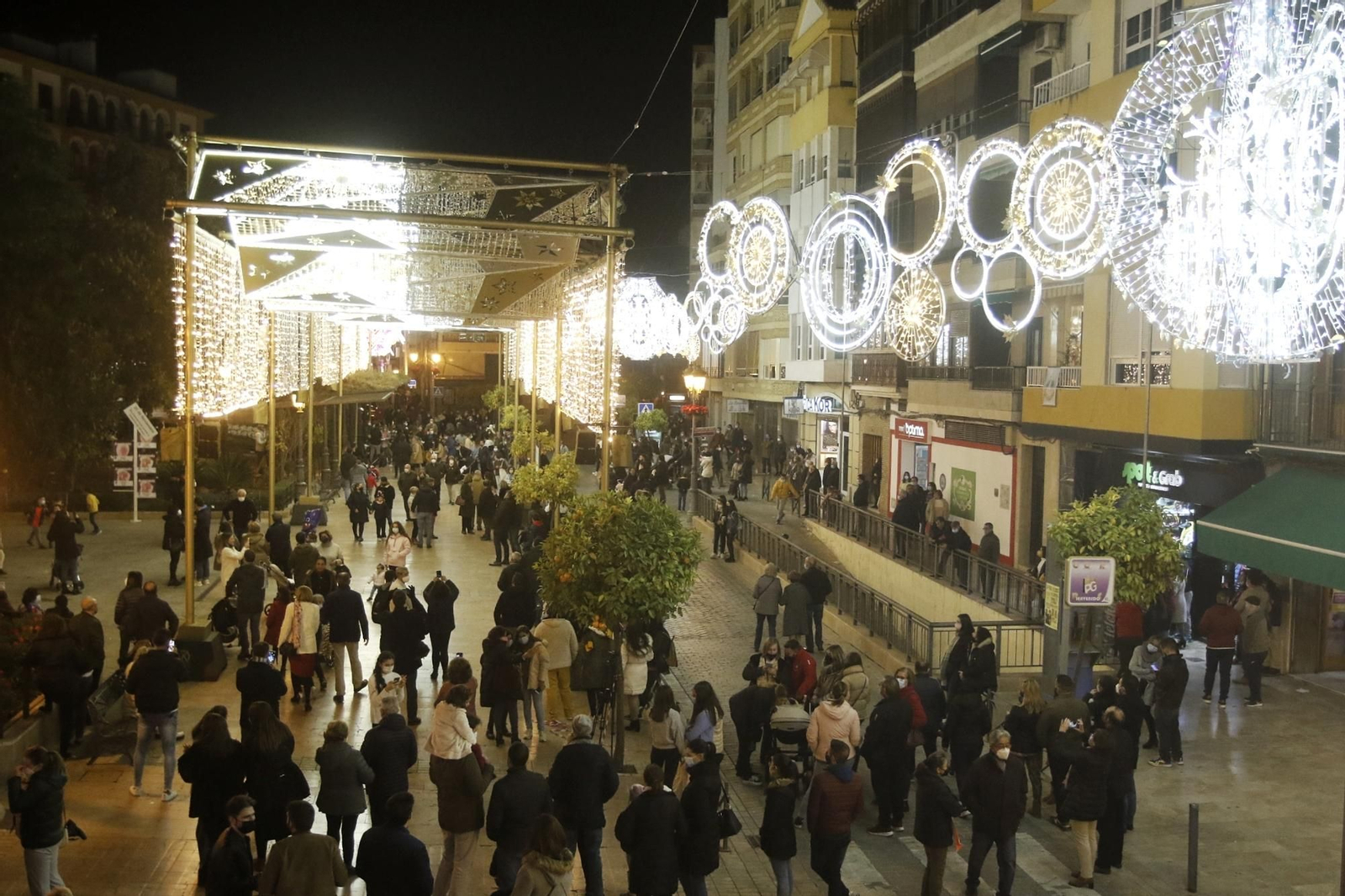 El encendido del espectacular alumbrado navideño de Puente Genil, en fotografías
