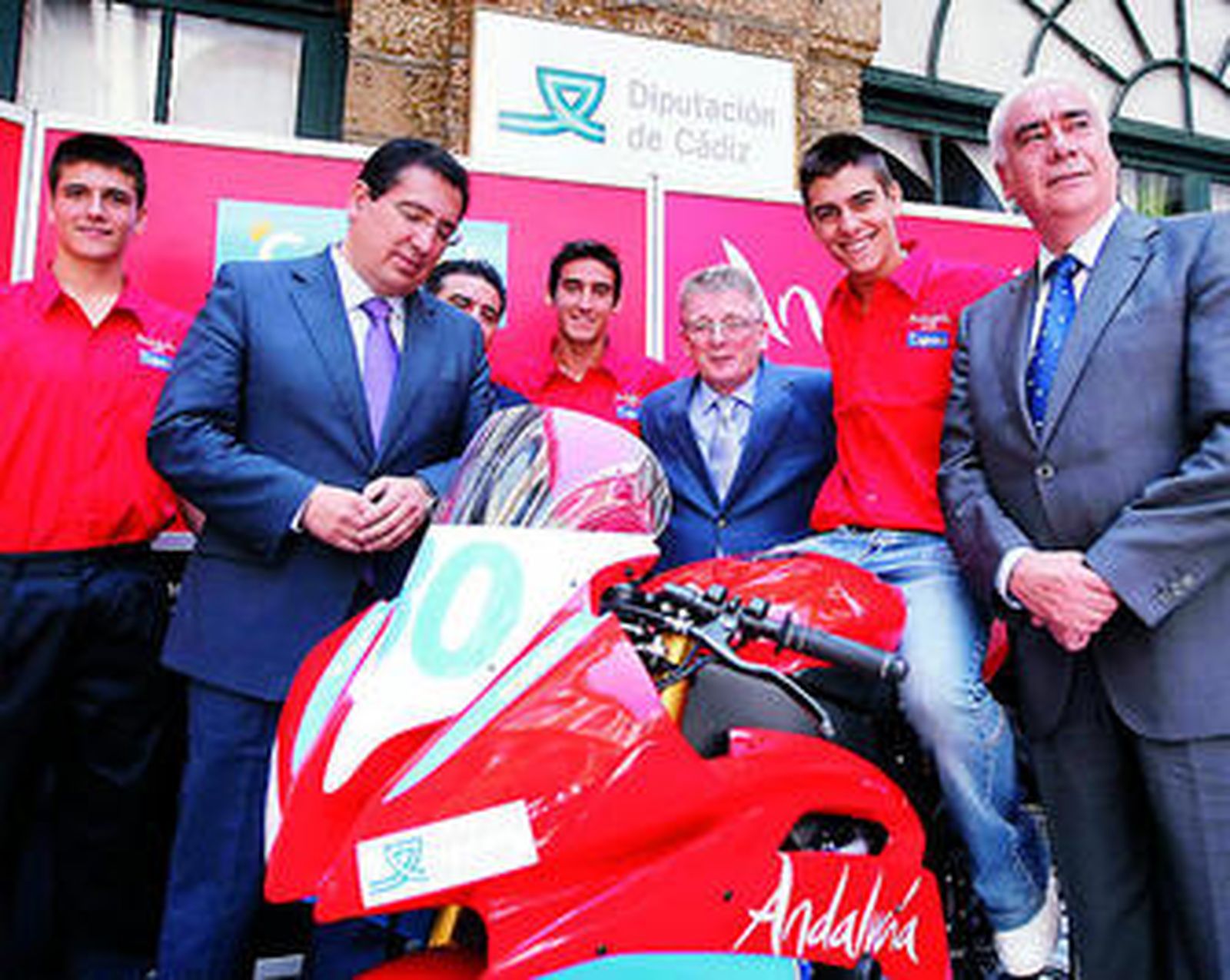 Los pilotos del equipo Andalucía, junto a Antonio Pulido, Francisco González Cabañas y Luciano Alonso.