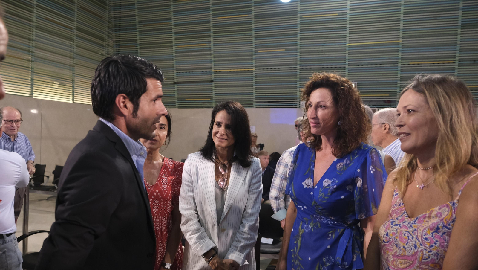 Imágenes de la entrega del capote de paseo de la feria taurina 2021 en honor a la Virgen del Mar, al torero Emilio de Justo