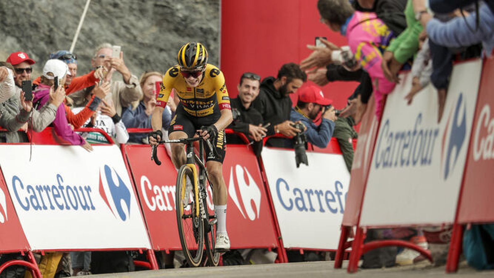 Vingegaard entra en la meta del Tourmalet.