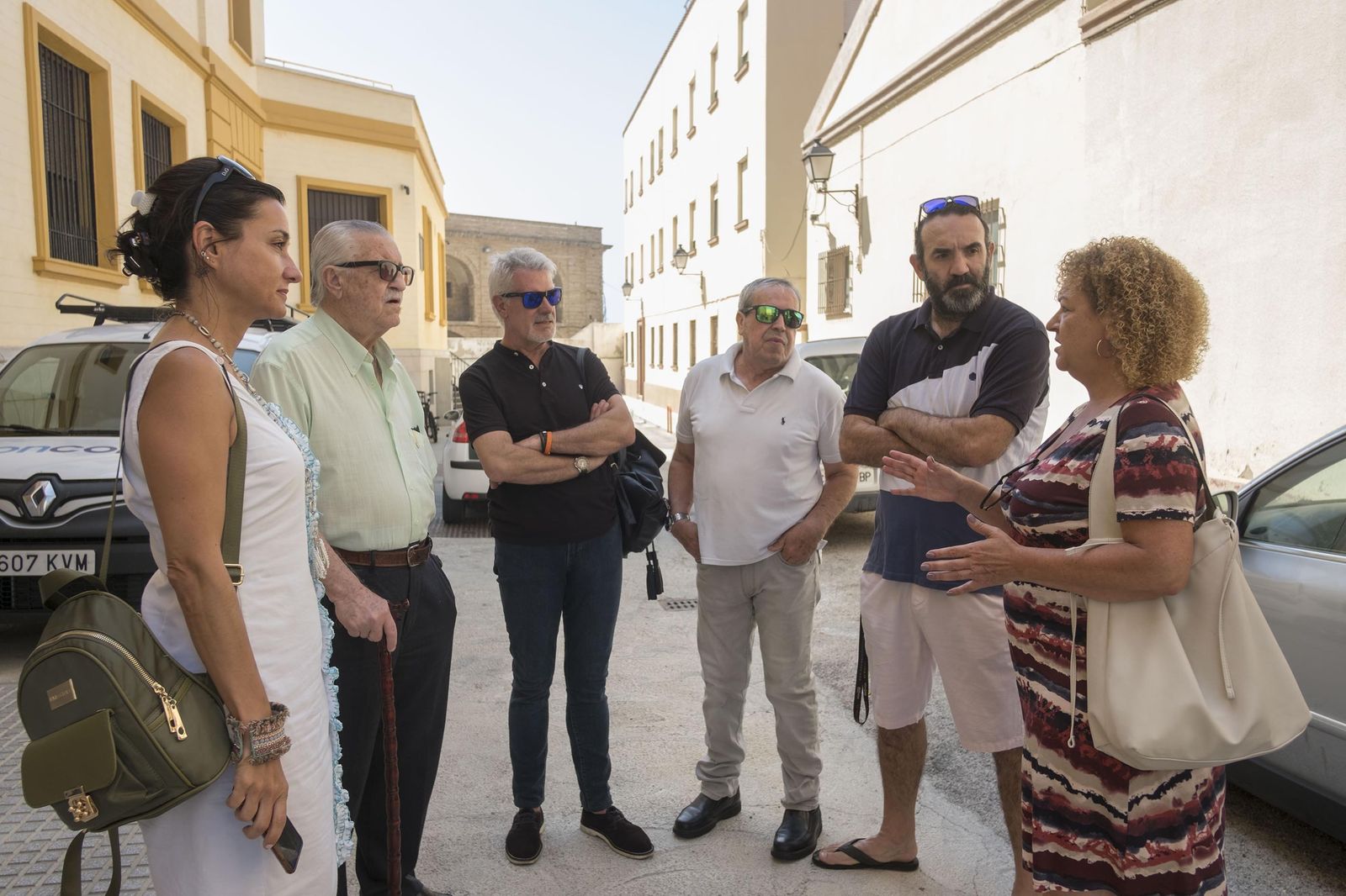 La concejala de Vivienda, Eva Tubío, reunida con algunos de los afectados.