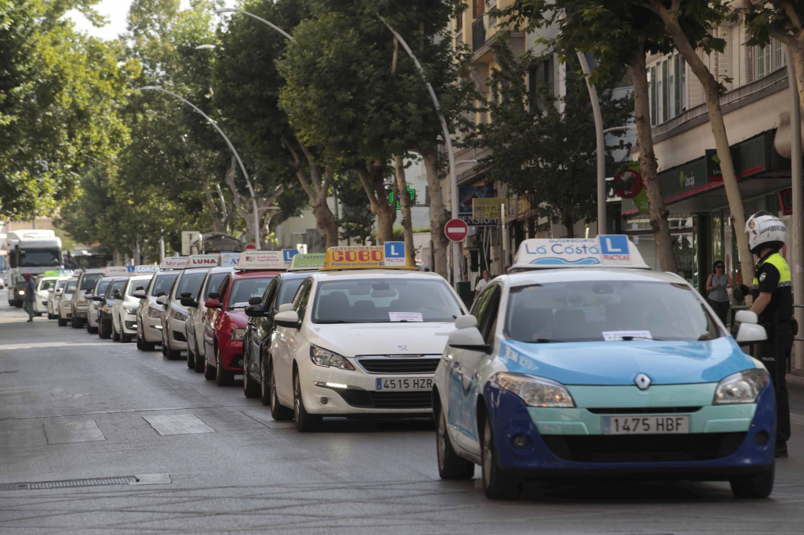 Una caravana de coches de autoescuela durante una protesta.