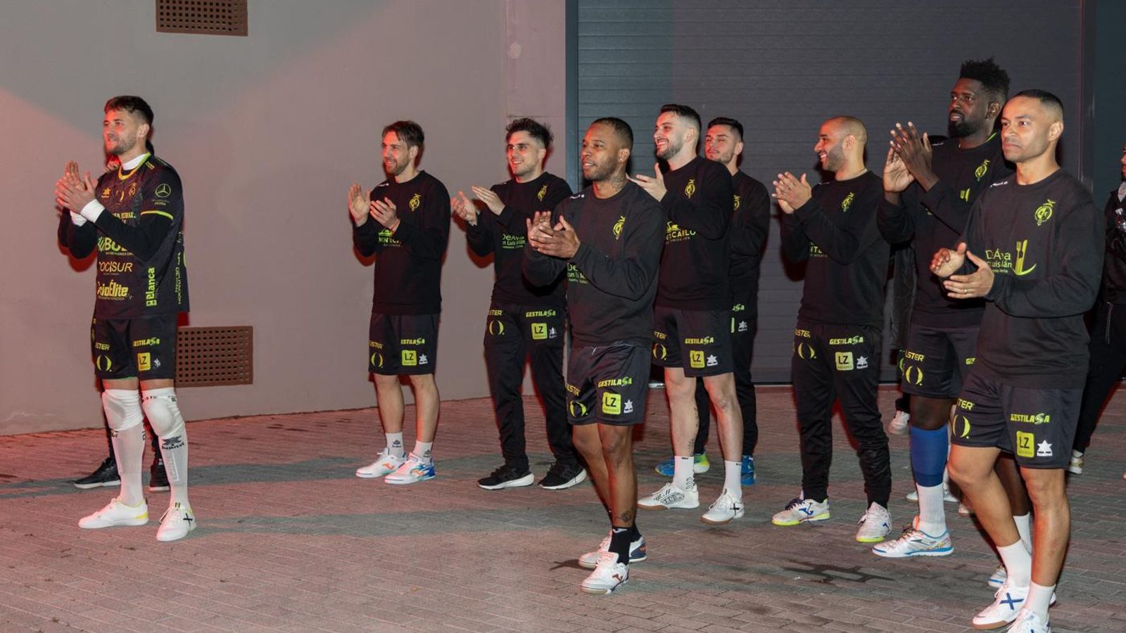 En imágenes: la Marea Amarilla alienta al Jaén Paraíso Interior FS antes de poner rumbo a la Copa de España