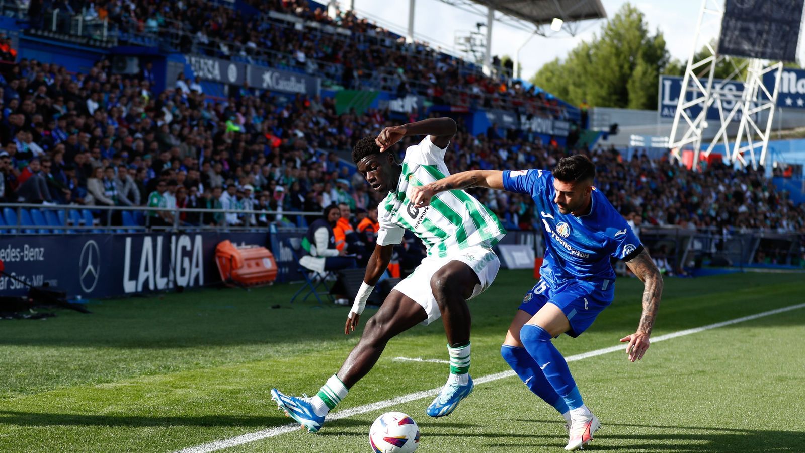 Assane Diao, en un lance del partido con Diego Rico.