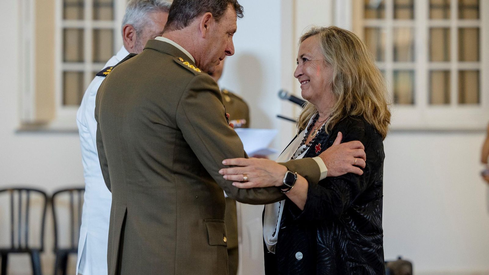 La presidenta de la Cruz Roja en Cádiz recibe el premio de la Subdelegación de Defensa 2024. La presidenta de la Cruz Roja en Cádiz recibe el premio de la Subdelegación de Defensa 2024.