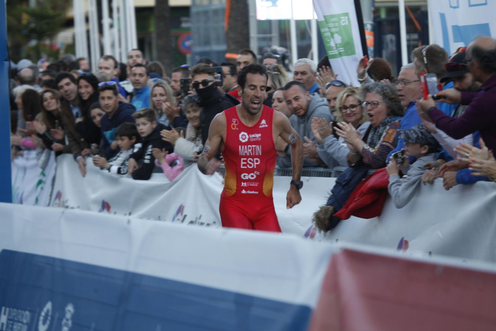 Emilio Martín, antes de cruzar la meta en el pasado Europeo de Punta Umbría.