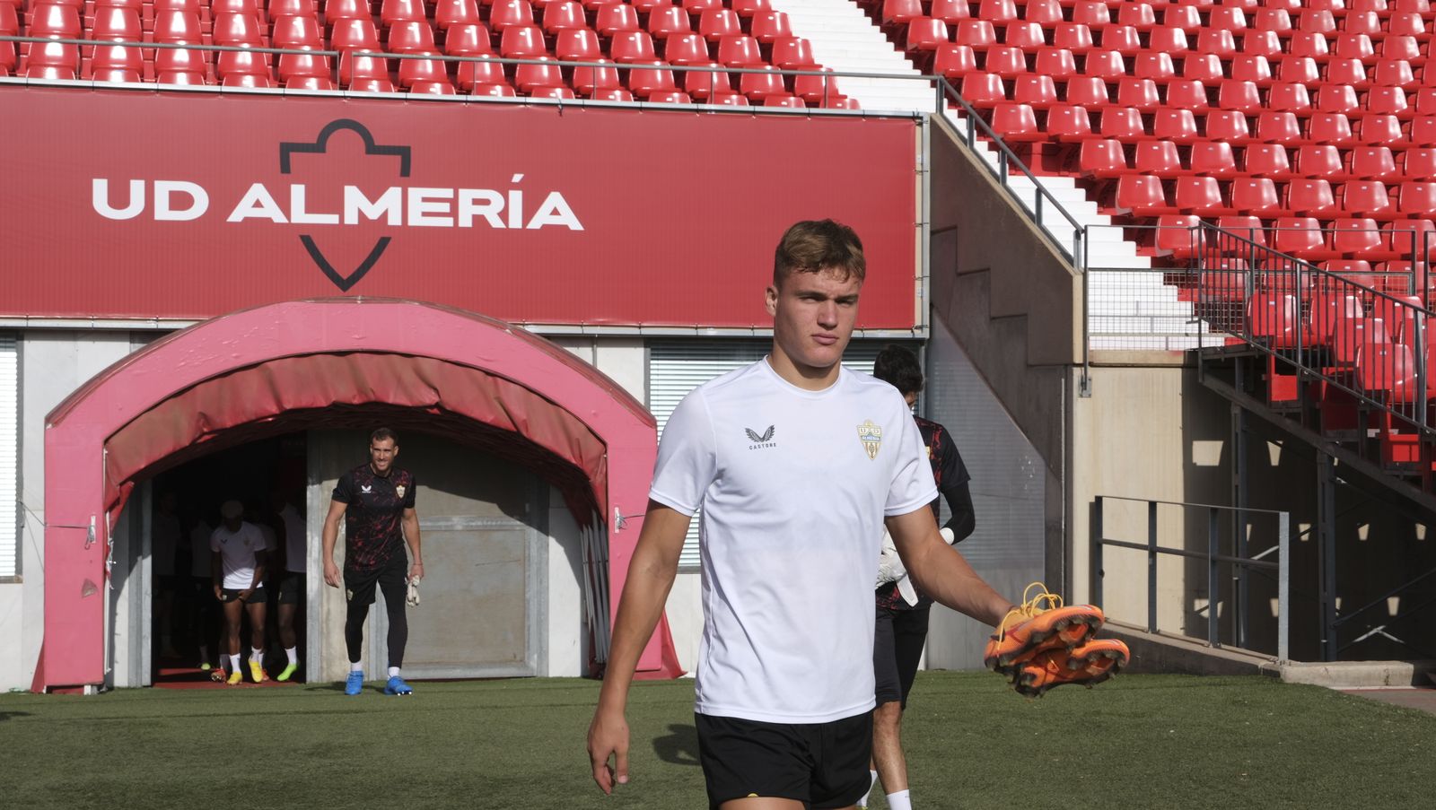 Imágenes de la visita de la Alcaldesa de Almería, María Vázquez, a los jugadores de la U.D. Almería