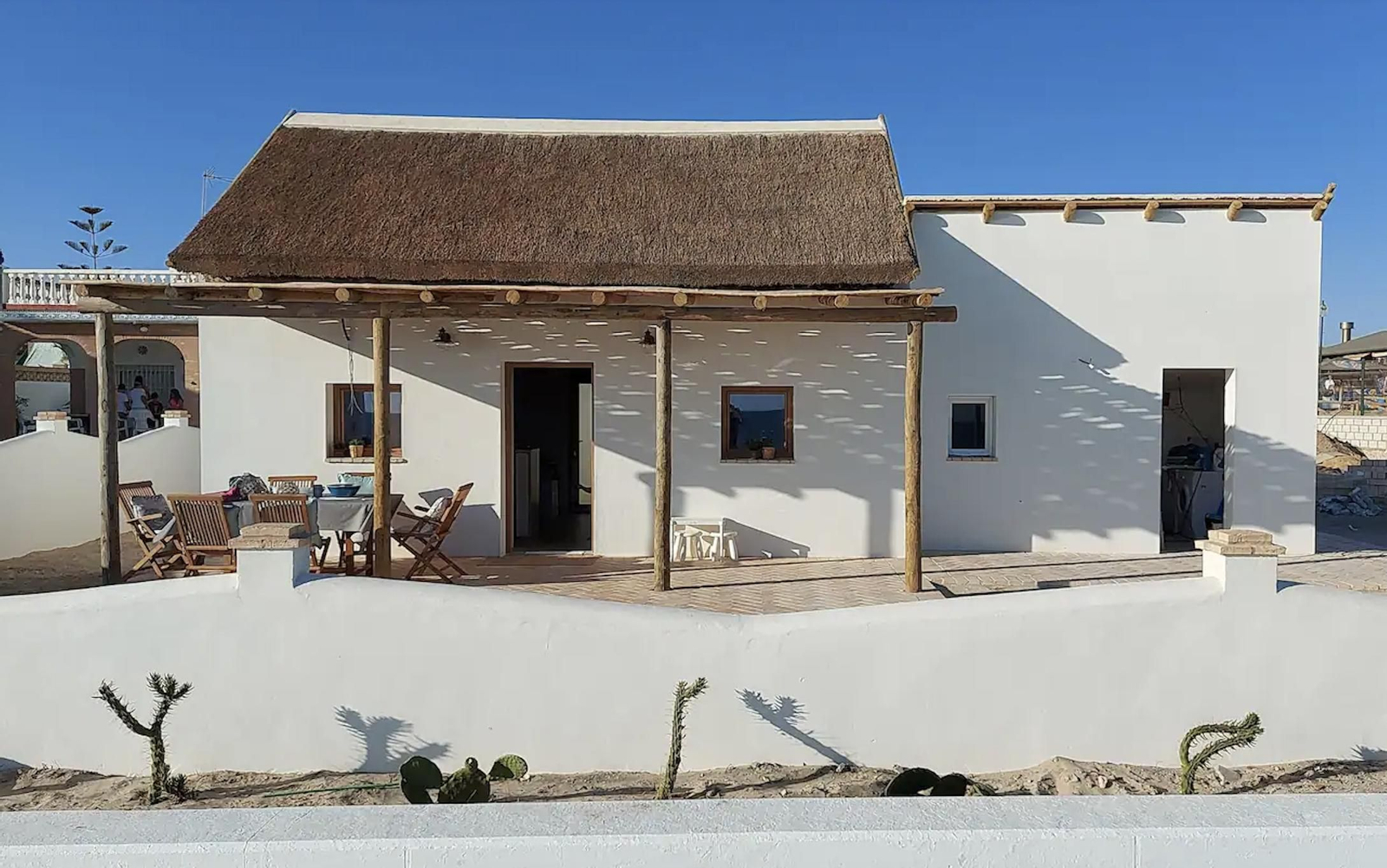 Alójate frente al mar en una auténtica choza de pescadores de Doñana