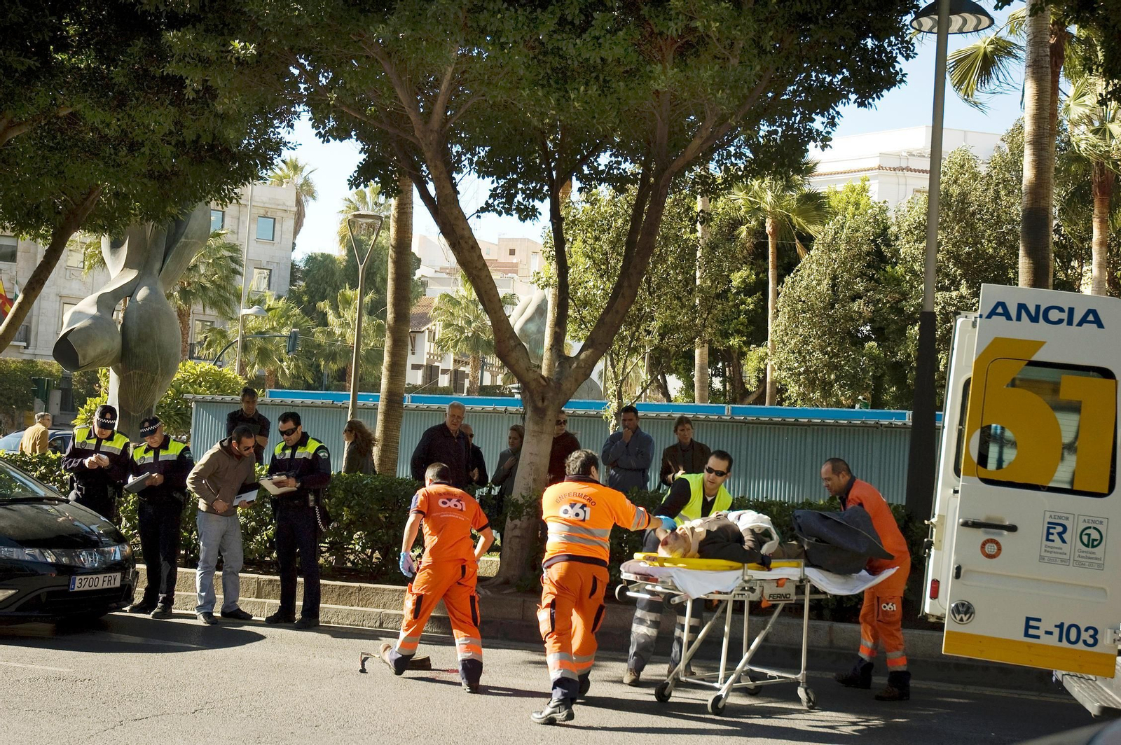 Efectivos policiales y sanitarios en un atropello en la Rambla de Almería