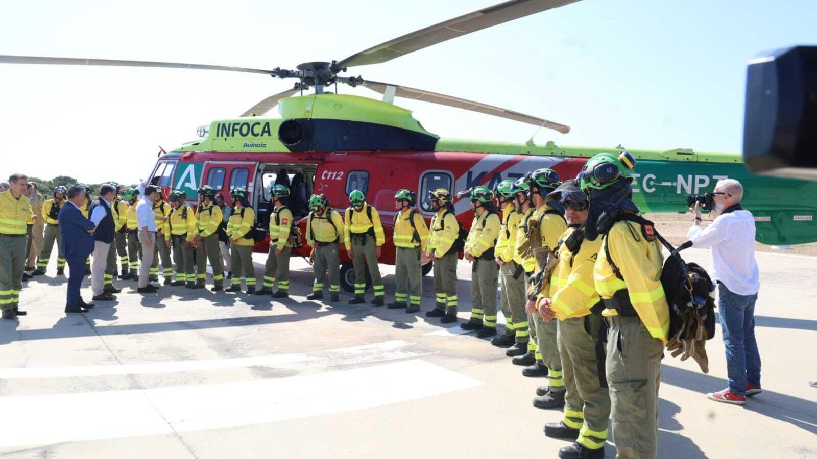 Juanma Moreno saluda a los efectivos del Infoca junto a uno de los helicópteros. Juanma Moreno saluda a los efectivos del Infoca junto a uno de los helicópteros.
