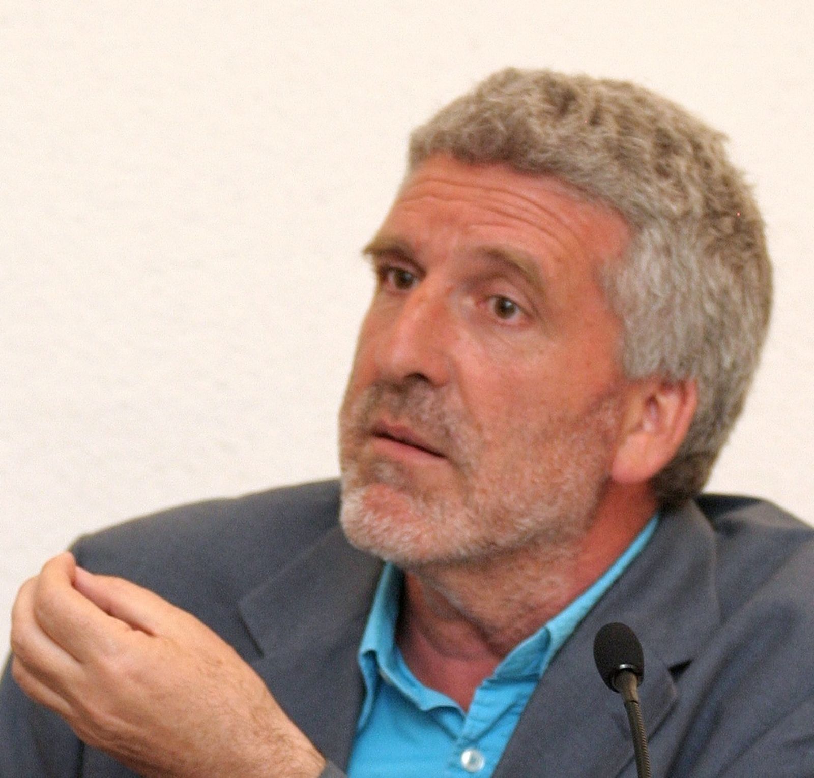 "Definirse como conservador  en España es revolucionario"