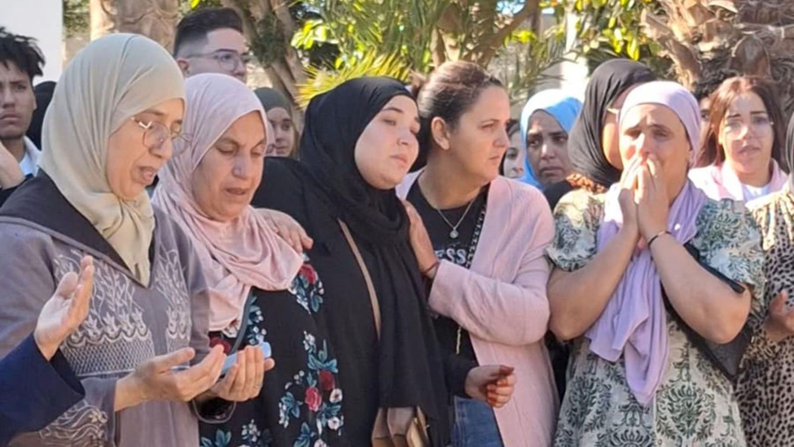 Sus compatriotas han rezado en árabe durante el minuto de silencio.