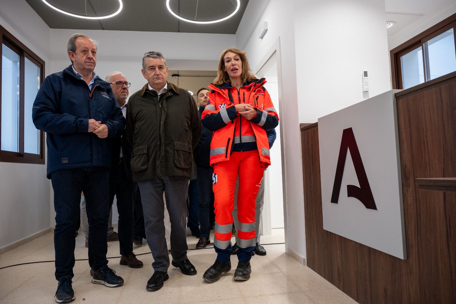 El consejero, acompañado del delegado del Gobierno y el alcalde de Andújar y una responsable del centro.