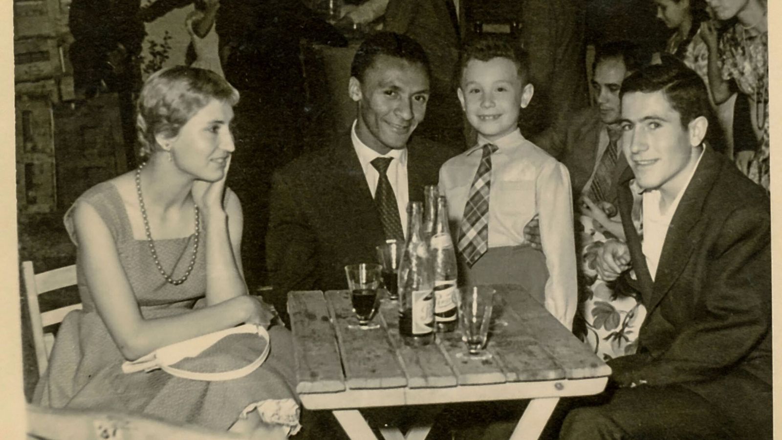 Ben Bareck, en el centro, con un niño que luego se convertiría en el fotógrafo Juan Ortiz.