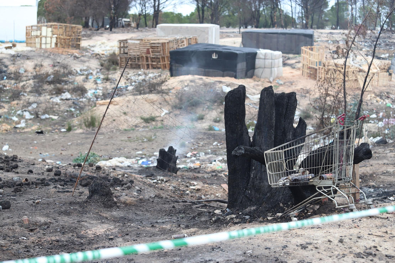 Imágenes del incendio de un asentamiento en Palos de la Frontera, donde falleció un joven de 23 años