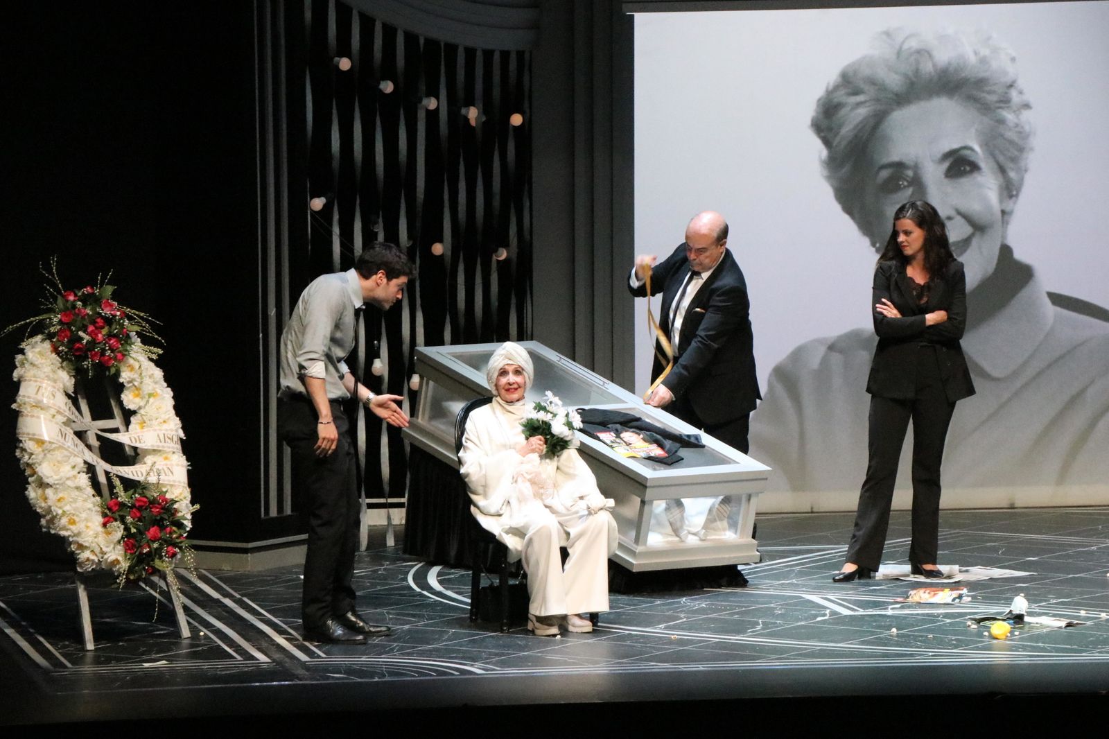 Este funeral fue un tanto atípico, con un fantasma incluido.