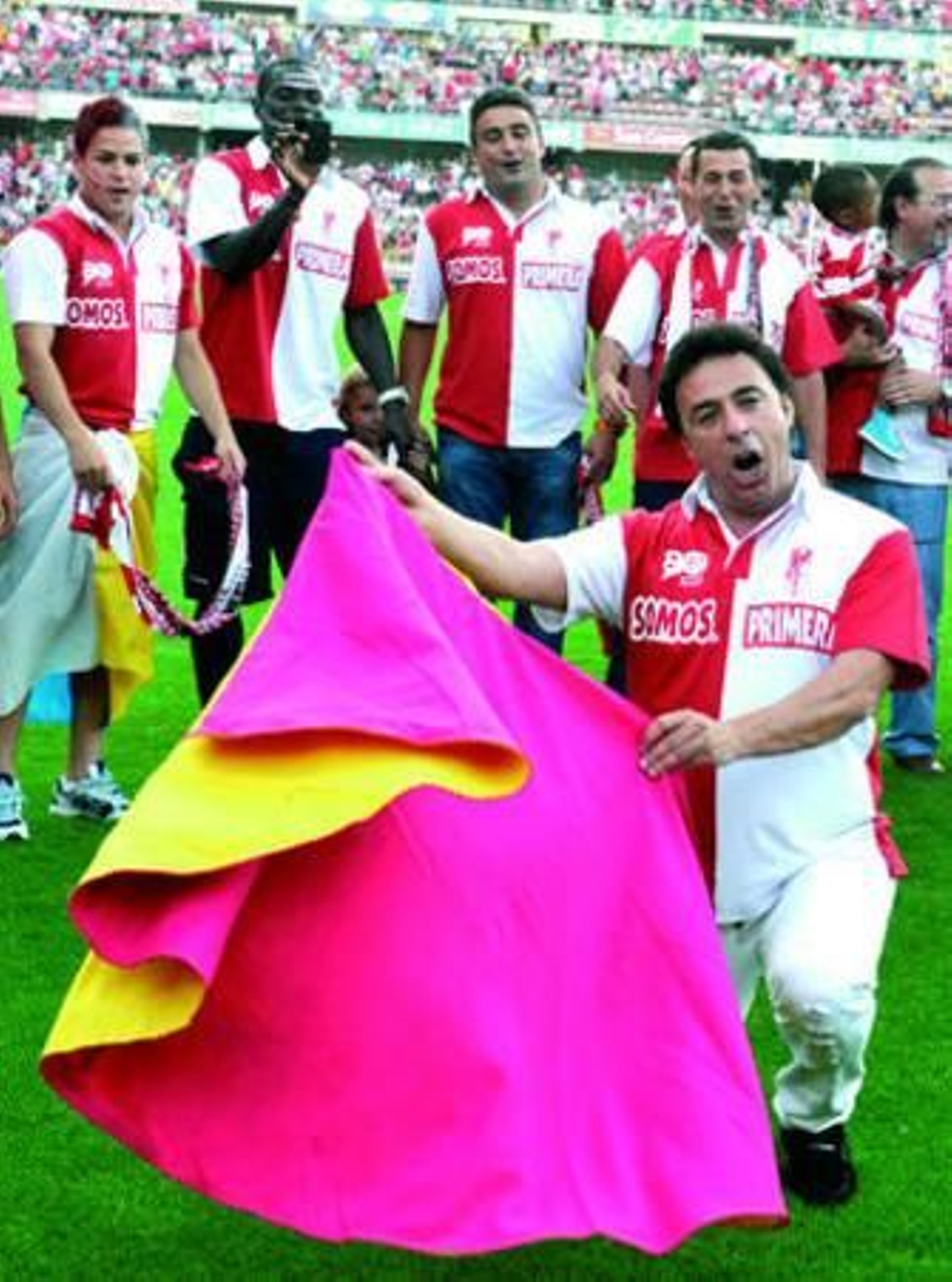 Quique Pina, presidente del Granada CF, se marcó unos capotazos en la celebración de Los Cármenes.