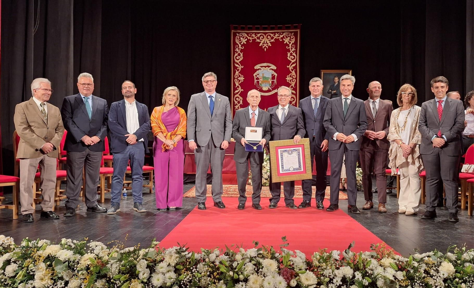 Foto de familia tras el reconocimiento.
