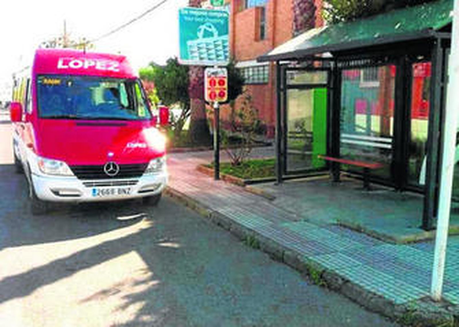Uno de los vehículos de la empresa en una de las calles del municipio.