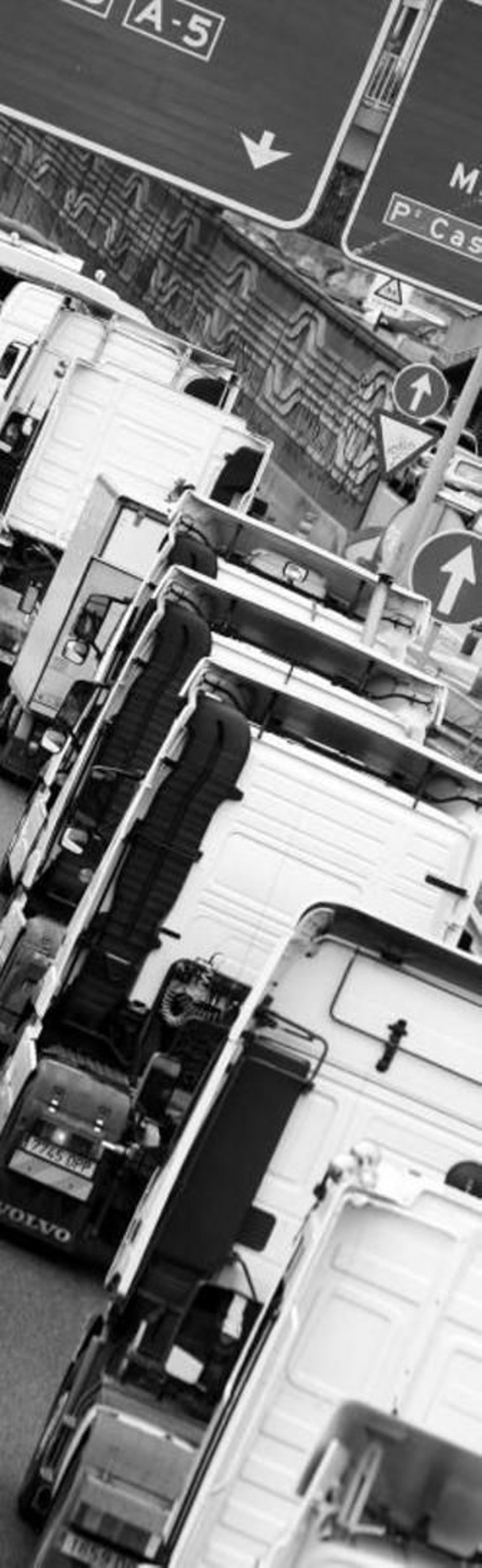 Camiones bloquean los accesos a Madrid en la M-40.