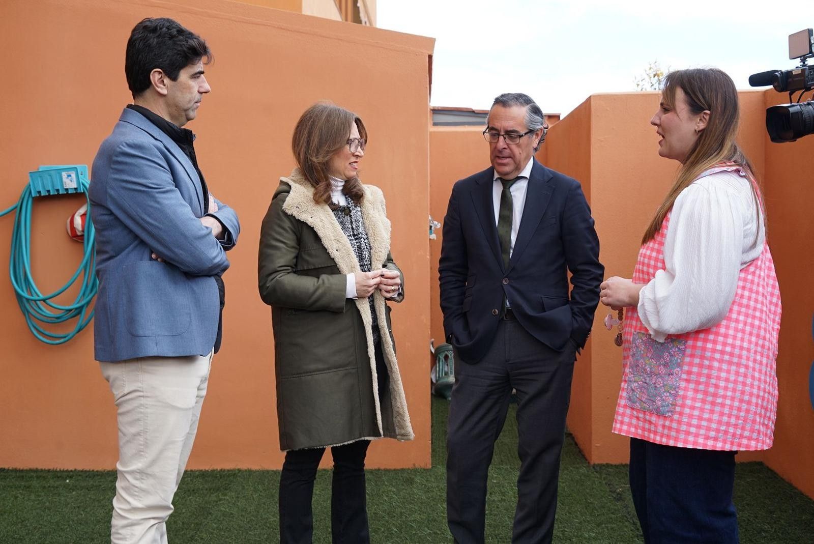 Visita de los representantes de la Junta a una guardería de Coín.