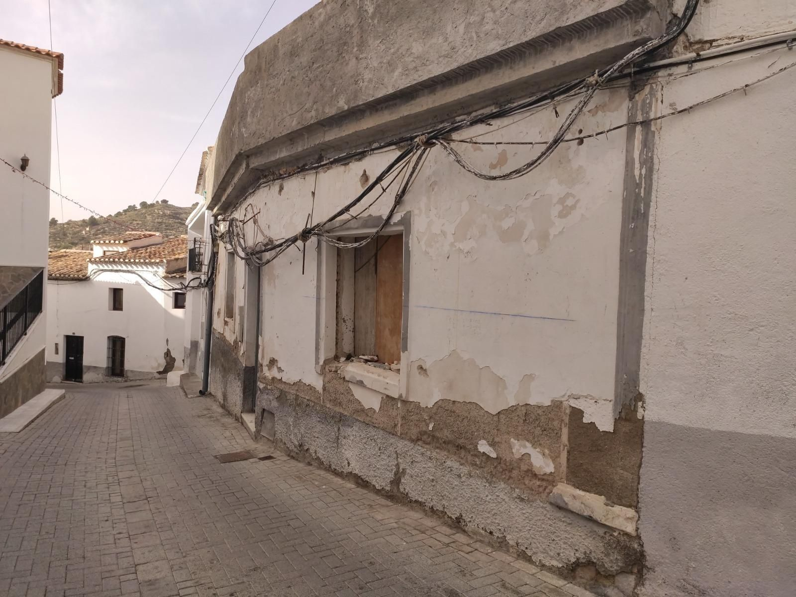 La vivienda presenta un estado de abandono palpable.