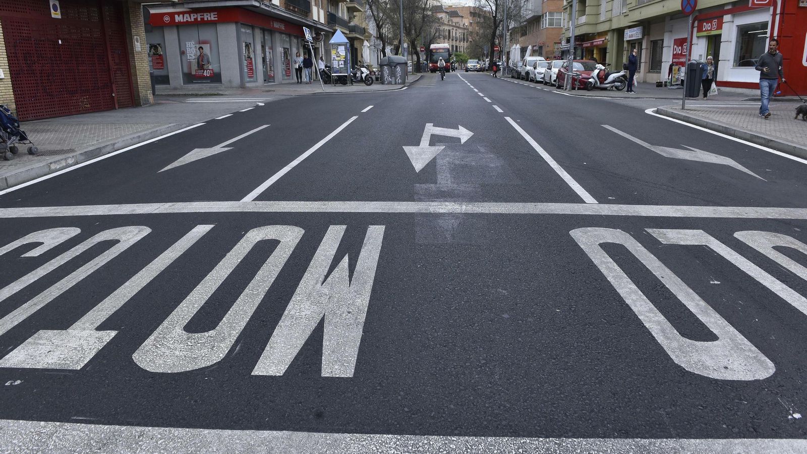 La calle Gonzalo Bilbao, que conecta con la estación de trenes Santa Justa, sin tráfico.