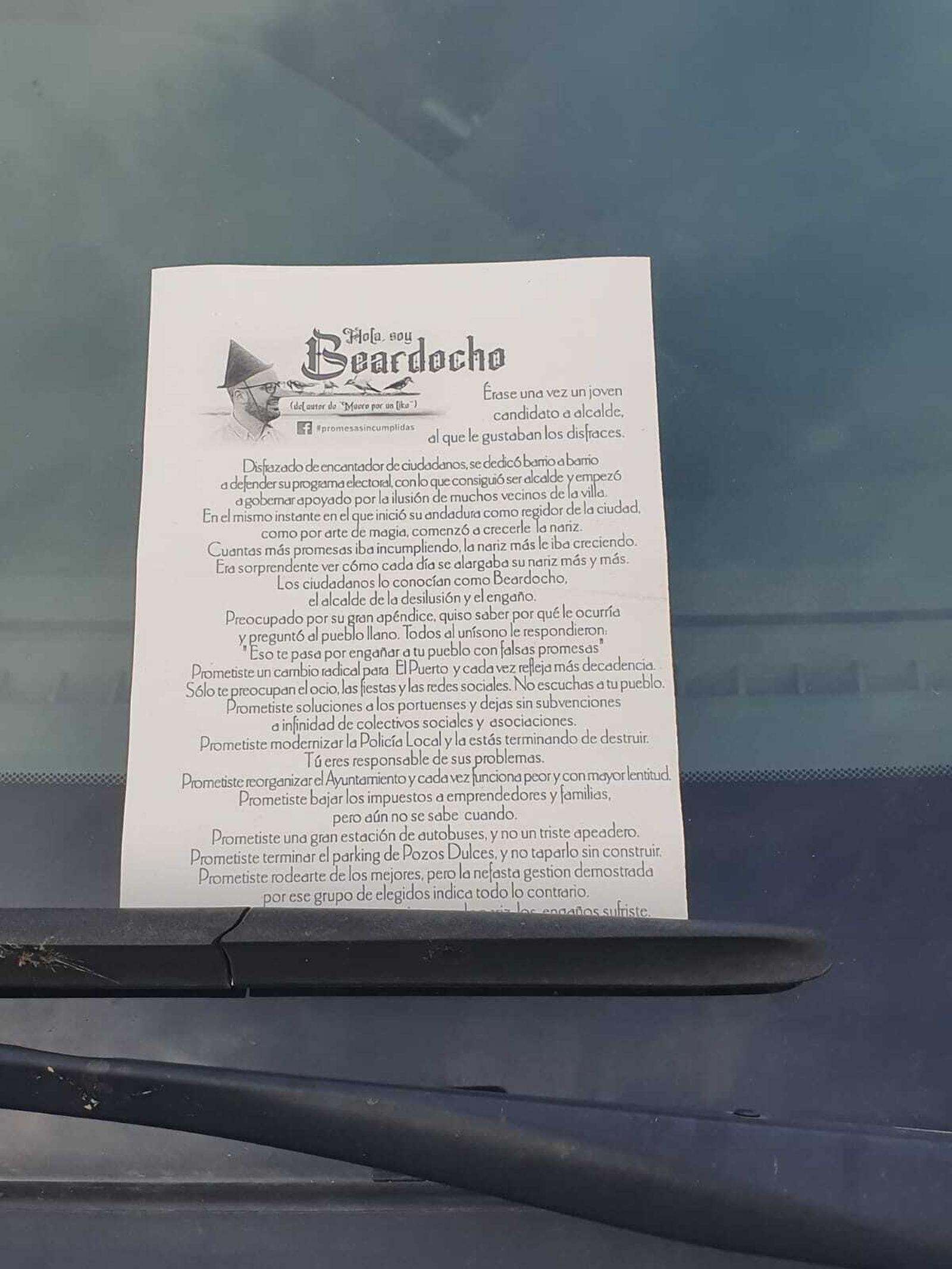 La adaptación del cuento ha aparecido en parabrisas y comercios.