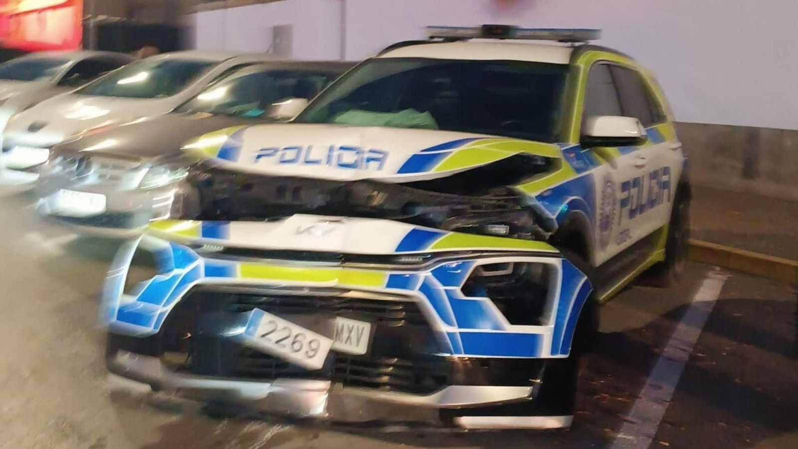 Un coche patrulla destrozado en una persecución nocturna en La Línea.