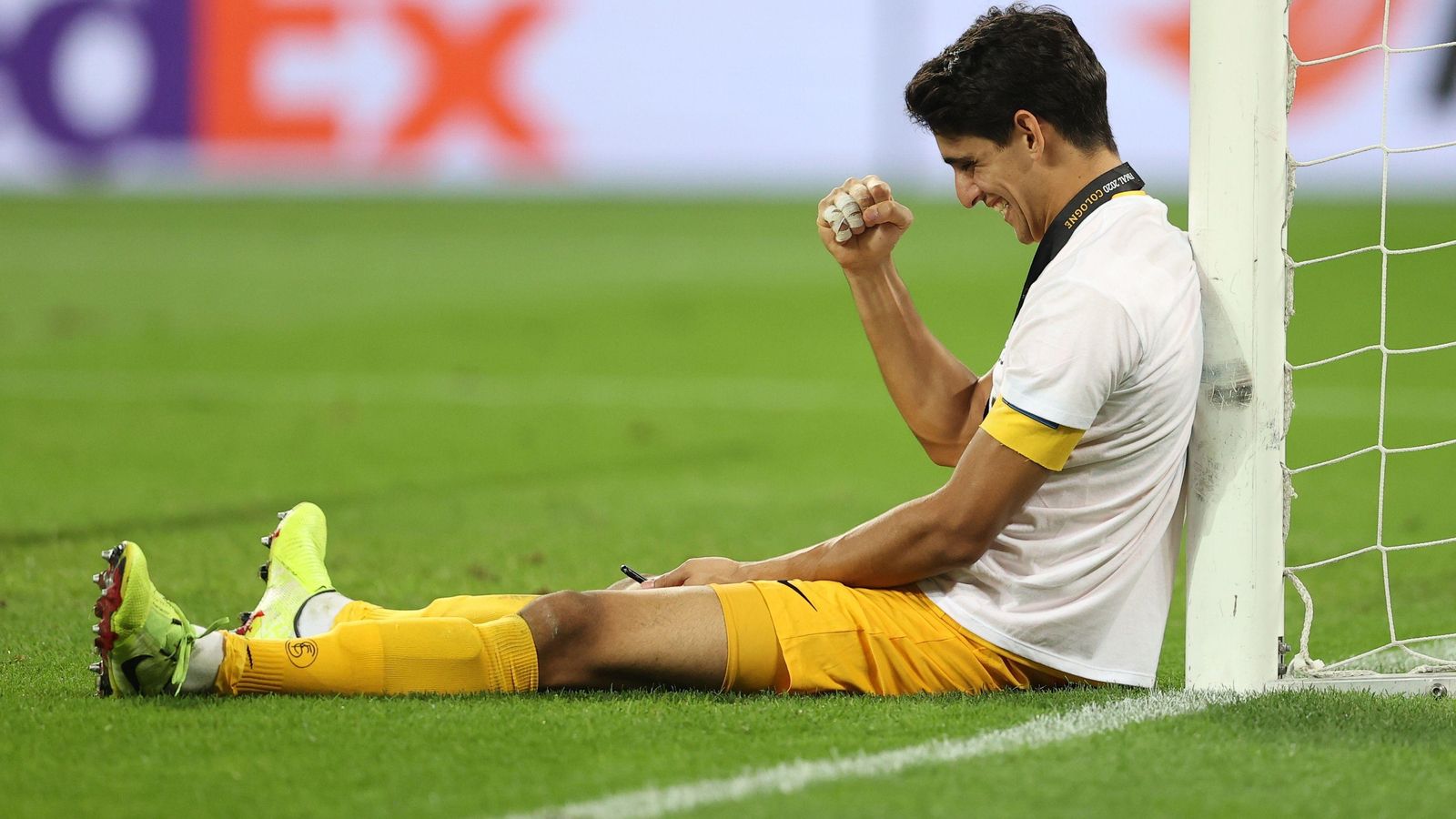 Bono celebra el triunfo ante el Inter con el móvil sobre el césped de Colonia.
