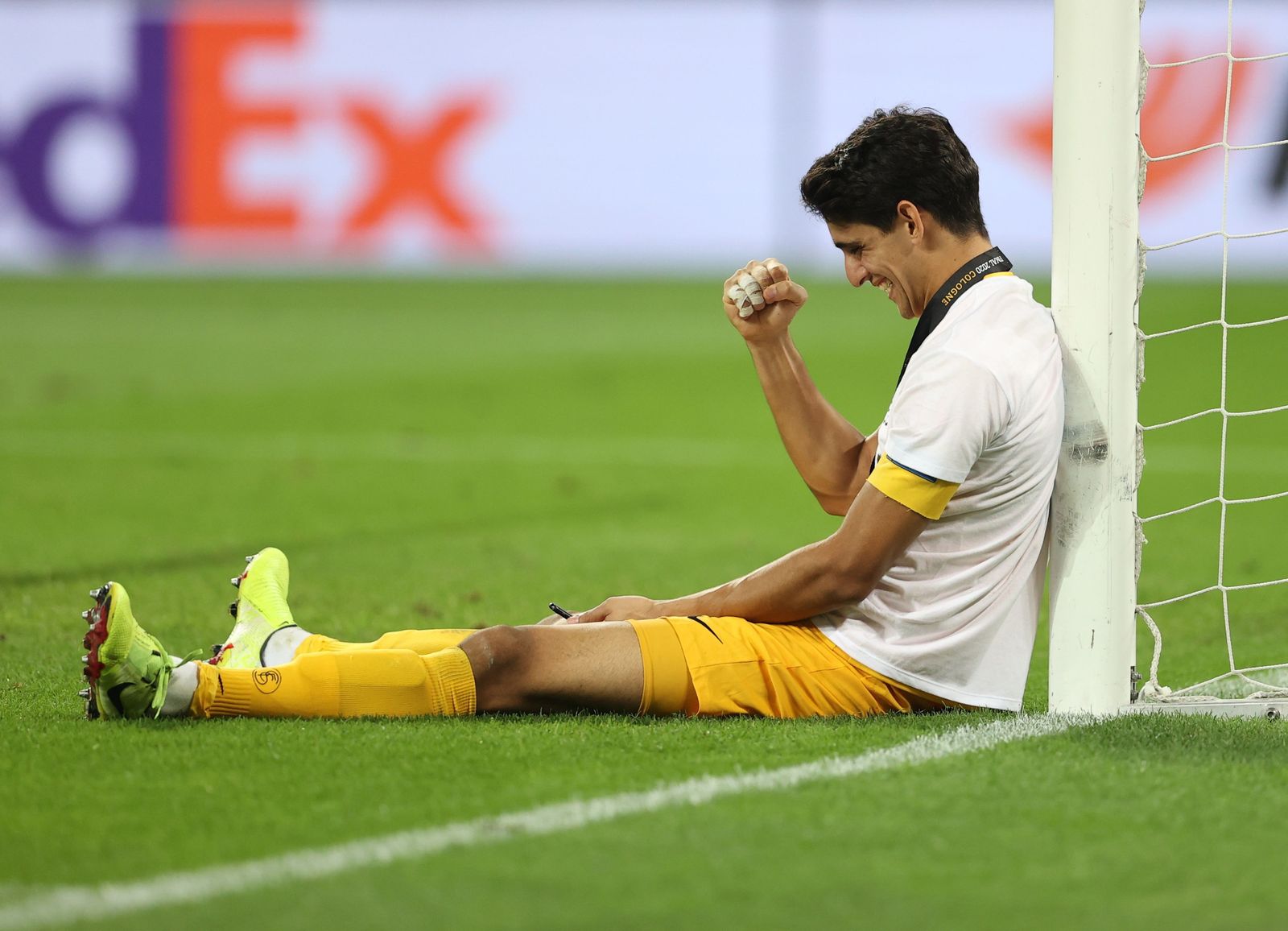Bono celebra el triunfo ante el Inter con el móvil sobre el césped de Colonia.