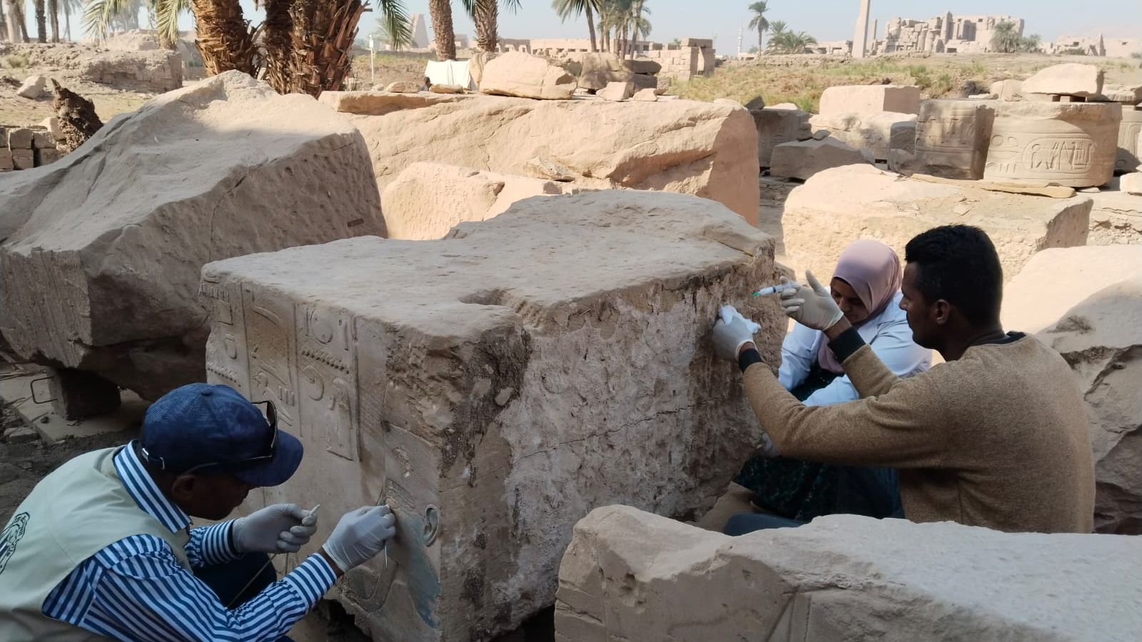 Proceso de restauración de un bloque por los restauradores del conjunto arqueológico