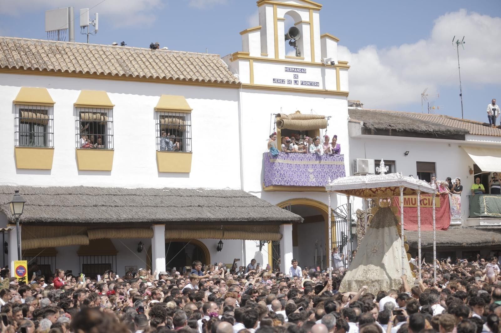 Imágenes de la procesión de la Virgen del Rocío y visita a la casa de Hermandad de Jerez