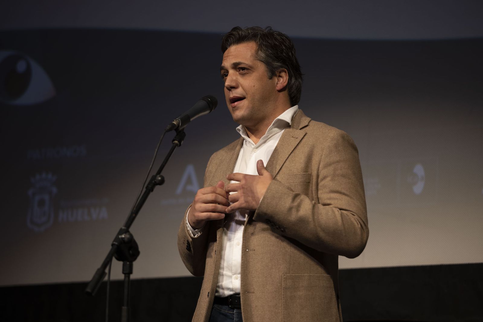 Imágenes de la proyección de  'Algo Salvaje. La historia de Bambino' de Paco Ortiz